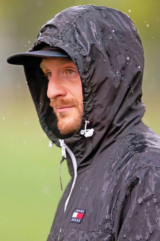 Im Regen steht Daniel Gemeinder auch n...oes Potenzial in seinem jungen Team.   | Foto: Wolfgang Scheu