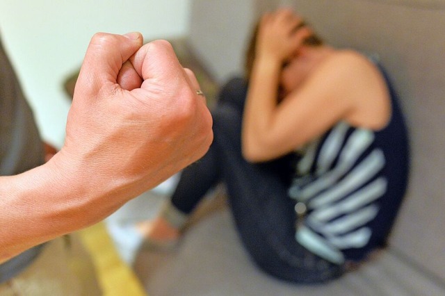 Dem Angeklagten wird vorgeworfen, dass...eschlagen und vergewaltigt haben soll.  | Foto: Maurizio Gambarini (dpa)
