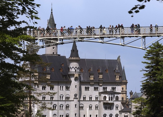Touristen stehen auf der Marienbrcke vor dem Schloss Neuschwanstein.  | Foto: Karl-Josef Hildenbrand (dpa)