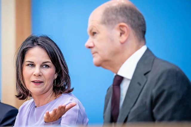 Auenministerin Annalena Baerbock (Gr...Kanzler Olaf Scholz (SPD) ist dagegen.  | Foto: Kay Nietfeld (dpa)