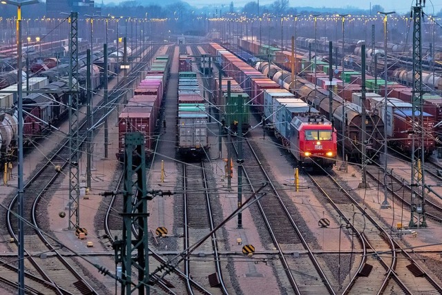 Die Gewerkschaft Deutscher Lokomotivf...eweils 24-stndigen Streik aufgerufen.  | Foto: Bodo Marks (dpa)