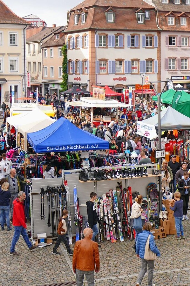 Der Brettlimarkt ist einer der Frequen...lich hher ist als im Jahr vor Corona.  | Foto: Philipp Peters