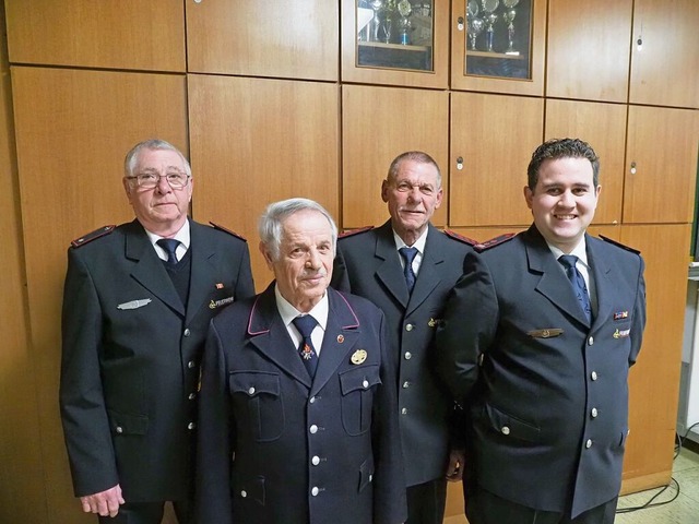 Ehrungen (vl.):  Karl-Heinz Maurer, Ka...ilmann und Kommandant  Dennis Lorenz.   | Foto: Michael Haberer