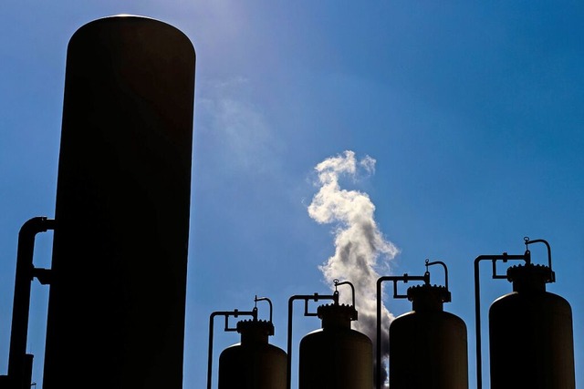 Unternehmen etwa der Chemieindustrie h...liche Emissionen. Diese sollen sinken.  | Foto: Philipp von Ditfurth (dpa)