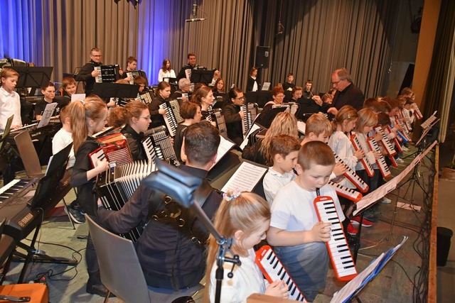 Musikbegeisterung von klein auf: Zum g...ilumsabends gemeinsam auf die Bhne.   | Foto: Roland Vitt