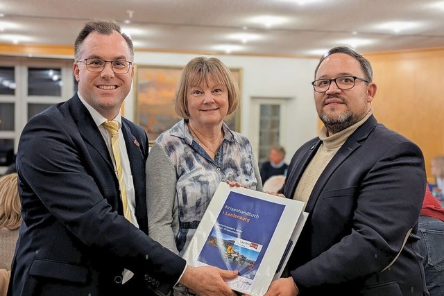 Brgermeister Ulrich Krieger, Ordnungs...rhein AG mit dem neuen Krisenhandbuch.  | Foto: Julia Becker