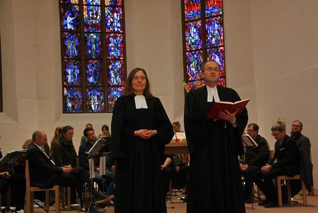 Dekan Rdiger Schulze vom Evangelische... der Bahlinger Bergkirche ins Amt ein.  | Foto: Christiane Franz