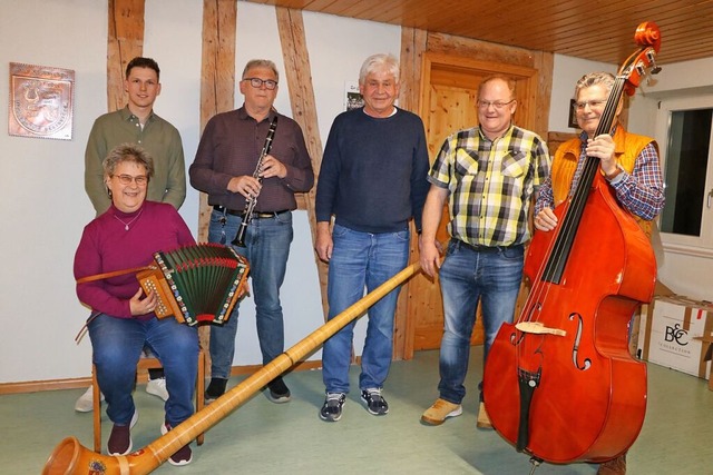 Marina Renker, Lars Fechtig, Eckhard F...en Orchester auf das Osterkonzert vor.  | Foto: Martha Weishaar