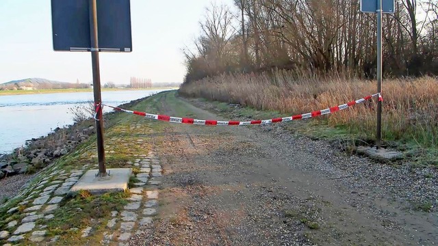 Am Rheindamm wurde die Leiche einer Fr...sion &#8222;Rampe&#8220; eingerichtet.  | Foto: Ren Priebe (dpa)