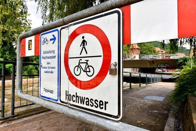 Radweg am Dreisamufer in Freiburg ist aktuell wegen Hochwassers gesperrt