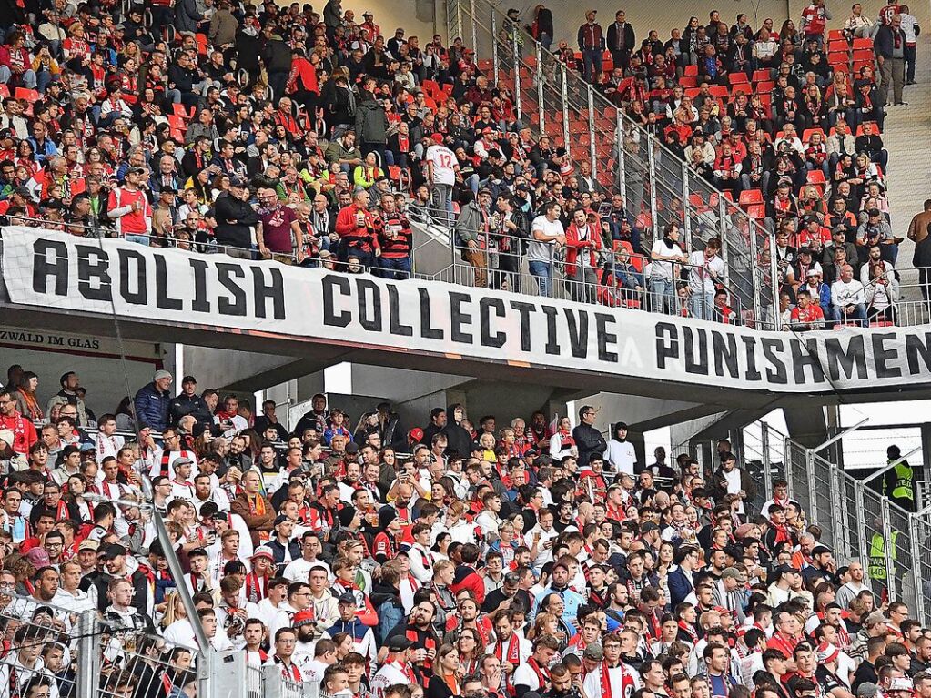 Auergewhnlich an diesem Heimspiel: Im Gsteblock stehen nur Freiburger Anhnger. West Ham hat eine Uefa-Sperre und darf keine Fans nach Freiburg mitbringen. Die SC-Fans haben dazu eine klare Meinung: „Kollektivstrafen abschaffen.“