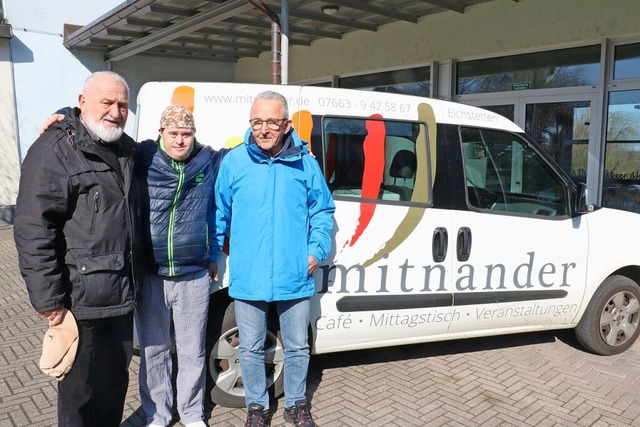 Hans Mller, Helfer Florian und Heinz ...r (von links) vor ihrem Lieferfahrzeug  | Foto: Christa Rinklin