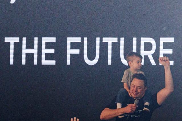 Elon Musk besucht Tesla-Werk in Grnheide