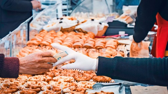 Brtchen, Brezel und Co. zahlen die Bo...e Beobachtung, meist noch mit Bargeld.  | Foto: Marco (stock.adobe.com)