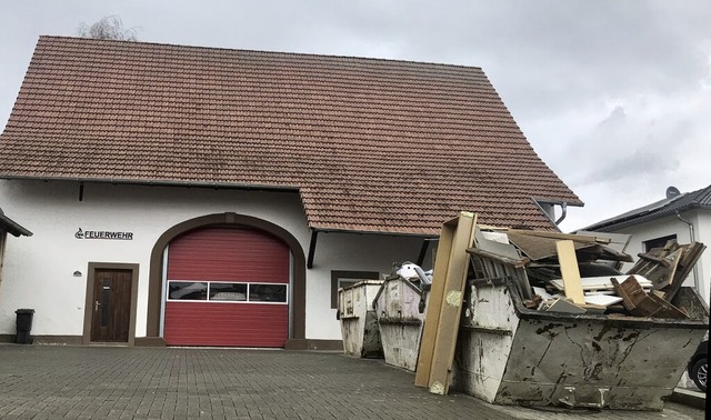 Feuerwehr und Motorsportclub entrmpeln derzeit das Feuerwehrhaus.  | Foto: Jutta Schtz