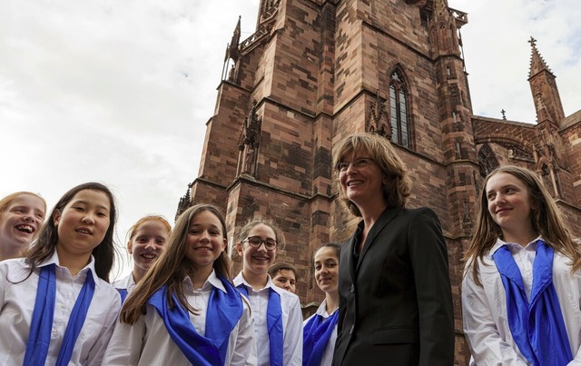 Martina van Lengerich mit Mitgliedern ...henkantorei vor dem Freiburger Mnster  | Foto: Martin Geier