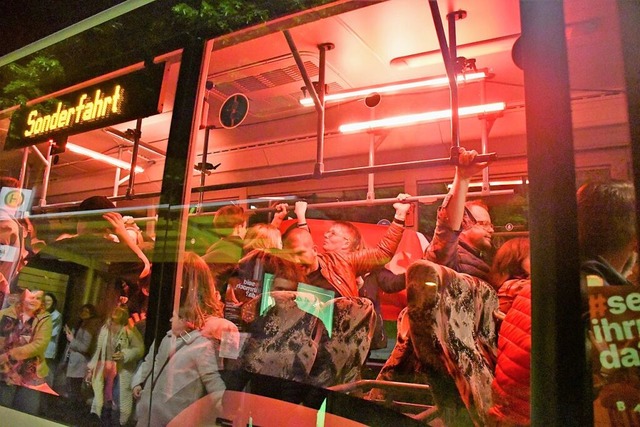 Auch im Shuttle-Bus geht die Party weiter.  | Foto: Barbara Ruda