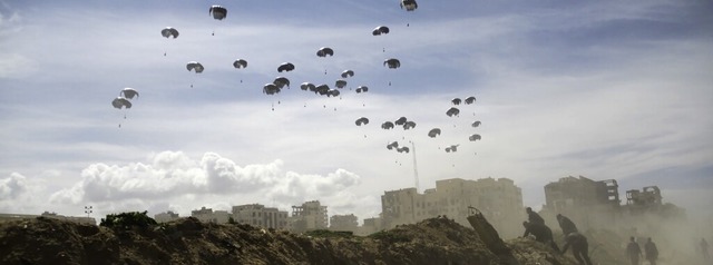 Die US-Luftwaffe wirft humanitre Hilf...oll sich nun an der Aktion beteiligen.  | Foto: Mahmoud Essa (dpa)