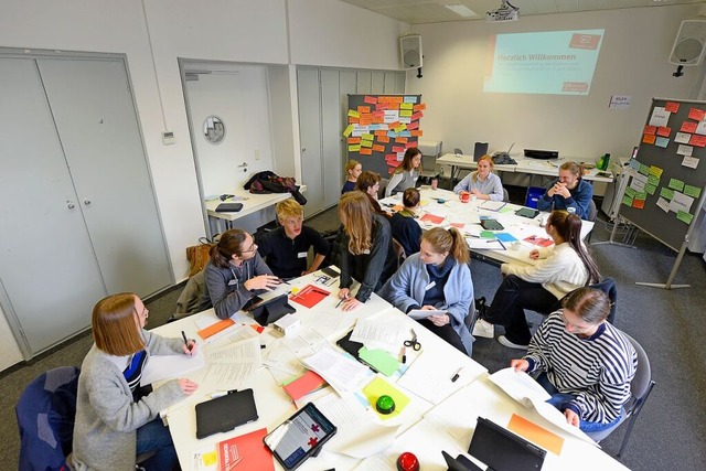 Redaktionsworkshop mit Jugendlichen, die sich Themen fr die Wahl berlegen.  | Foto: Ingo Schneider