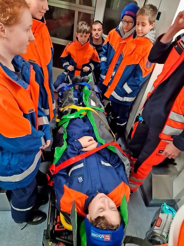 Eine Jugendgruppe der Feuerwehr Malter...der Rettungswache in Emmendingen 2023.  | Foto: Feuerwehr Malterdingen