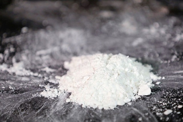 Der Angeklagte wollte zehn Kilo Kokain...tsanwaltschaft mit den Drogen handeln.  | Foto: Christian Charisius (dpa)