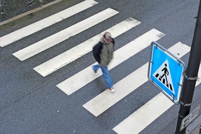 Frau fhrt Kind mit dem Auto ber den Fu