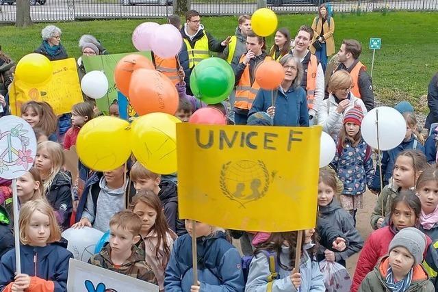 Kinder demonstrieren in Lrrach fr den Frieden und ihre Rechte