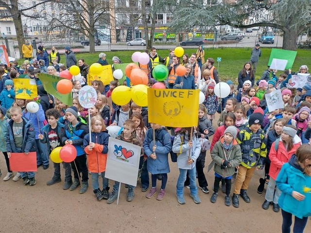 Zahlreiche Kinder zogen  fr ihre Rechte durch die Lrracher Innenstadt.  | Foto: Alexandra Gnzschel