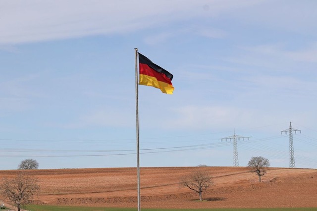 Statt des Galgens steht nun eine Deutschlandfahne an selber Stelle.  | Foto: Alexander Huber