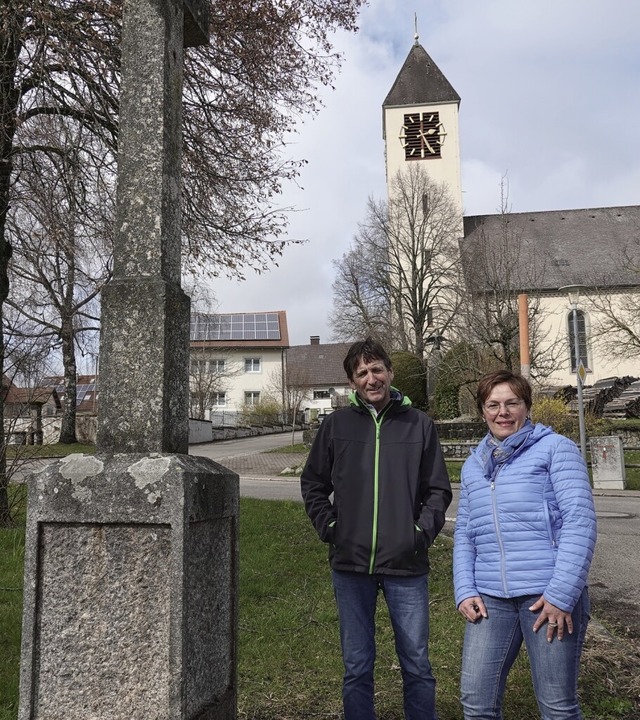 Die Initiatoren Thomas Hofstetter und ...g des Niederwihler Dorfbrand-Denkmals.  | Foto: Hans-Jrgen Sackmann