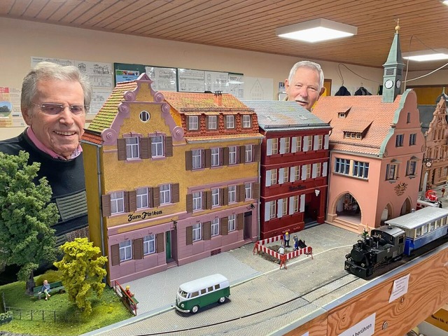 Die Modellbauer Rolf Ilzhfer (links) ...li um das Gasthaus Zum Falken ergnzt.  | Foto: Privat