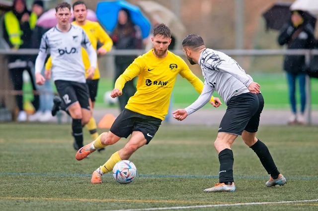 Jannis Sorgius (am Ball) nimmt mit  de...hingen/Weilersbach einen neuen Anlauf.  | Foto: Wolfgang Scheu