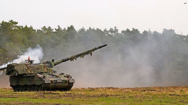 Die Panzerhaubitze 2000 der Bundeswehr... als Beispiel fr moderne Artillerie.   | Foto: Philipp Schulze (dpa)