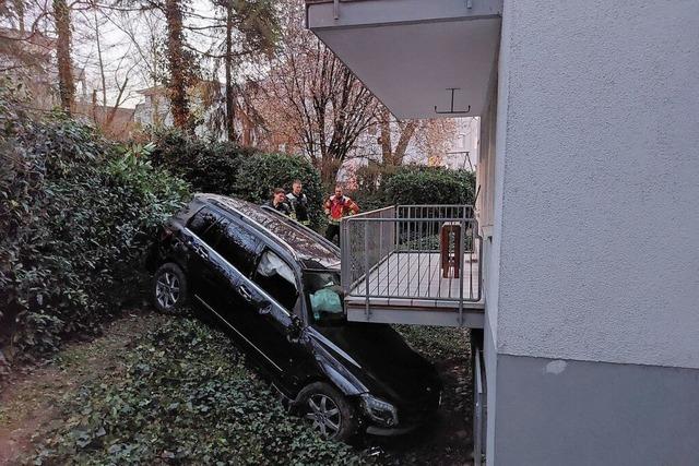 90-jhriger Autofahrer strzt in Merzhausen zehn Meter den Hang runter und kracht in ein Haus