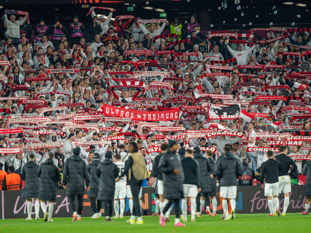 Trotz der deutlichen Niederlage feiern die mitgereisten Fans die Mannschaft fr eine insgesamt starke Europapokal-Saison.