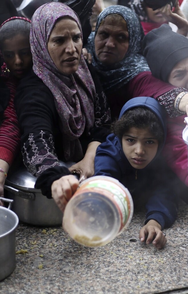 Palstinenser warten  whrend der Offensive im Februar auf Lebensmittel.  | Foto: Hatem Ali (dpa)