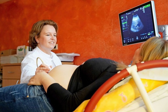 Chefrztin  Juliane Farthmann bei eine...en Abteilung am Ortenau Klinikum Lahr.  | Foto: Iris Rothe/Ortenau-Klinikum