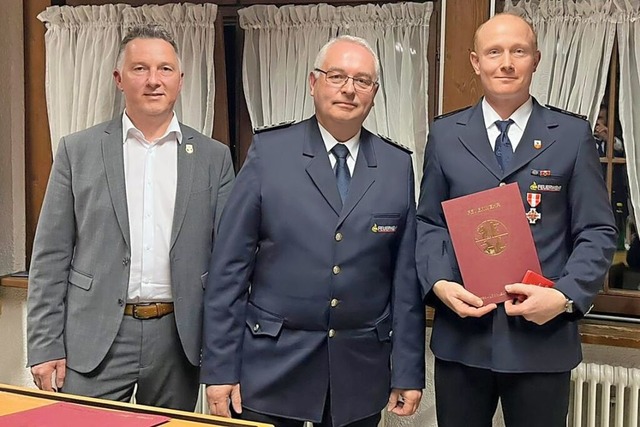 Brgermeister Patrick Becker (links) u... fr 25 Jahre Dienst an Markus Karrer.  | Foto: Matthias Seywald