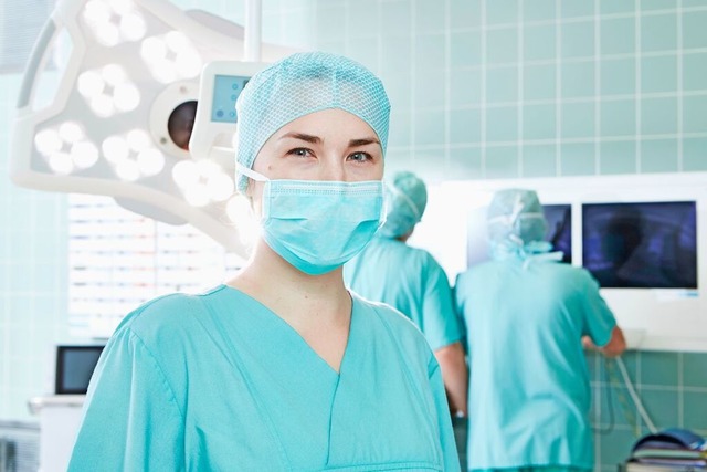 Im Operationssaal ist hchste Konzentr... die operierende rztin oder der Arzt.  | Foto: Kreiskrankenhaus Emmendingen