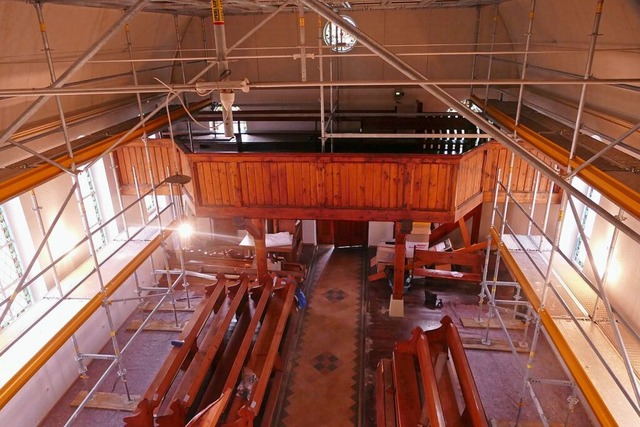 Die Adelbergkirche ist im Innern zurzeit eine Baustelle.  | Foto: Sebastian Kurtenacker