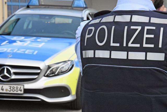 Transporter kracht auf der B 317 bei Schopfheim einem Fiat ins Heck