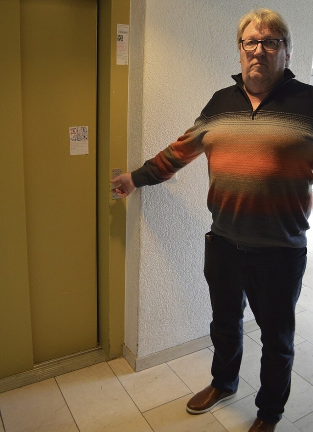 Peter Duelli vor dem defekten Lift  | Foto:  Mller, Gregor