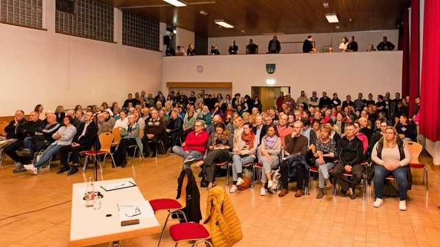 Rund 200 Leute kamen zur Ortschaftsratssitzung in die Festhalle Buchholz.  | Foto: Gabriele Zahn