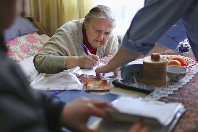 Eine Whlerin im russischen Omsk  | Foto: Uncredited (dpa)