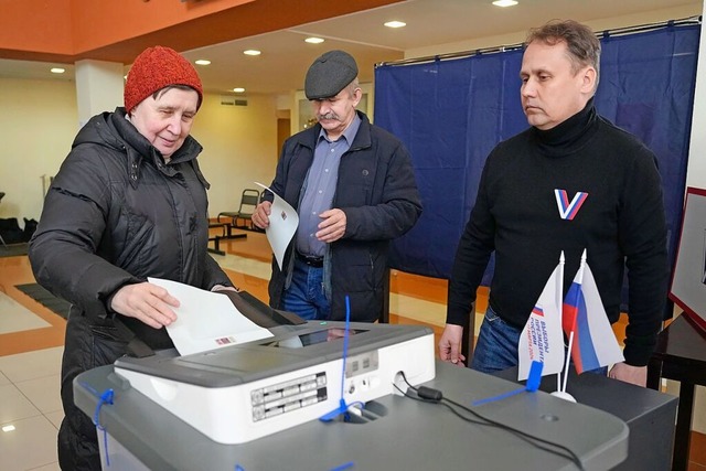 Russland, St. Petersburg: Eine Frau gi... gegen Andersdenkende vorgegangen ist.  | Foto: Dmitri Lovetsky (dpa)