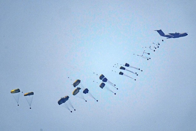 Ein Flugzeug wirft humanitre Hilfe b...rdlichen Gazastreifen ab (13.03.2024).  | Foto: Leo Correa (dpa)