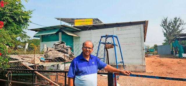 Manoj Macwan steht vor dem Lagerschupp...ine Photovoltaikanlage montiert wurde.  | Foto: Kuhprojekt Indien