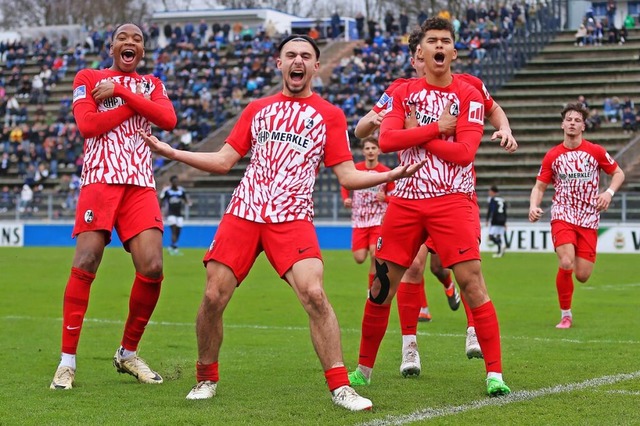 Die Freiburger A-Junioren  David Amegn...es U-19-DFB-Pokals beim FC Schalke 04.  | Foto: IMAGO