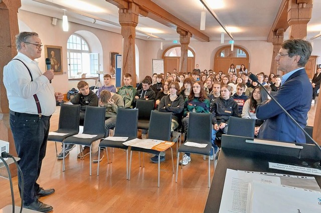 Nils Bunjes (links) und Brgermeister ...en den Jugendlichen kommunale Politik.  | Foto: Uwe Schwerer