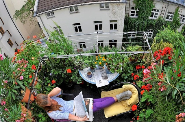 Auch weit oben auf dem Balkon kann man...erschaffen, in der man auftanken kann.  | Foto: Frank Leonhardt (dpa)